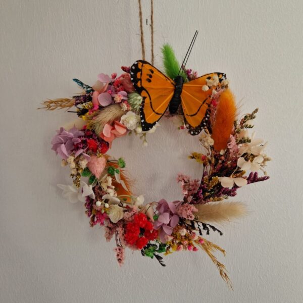 Voll bedeckter Deko Blumenring mit Schmetterling