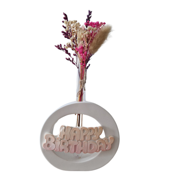 Gips Vase Oval mit Happy Birthday Schriftzug und Trockenblumen