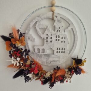 Hängender Halloween Blumenring mit Gips-Ornament und Trockenblumen