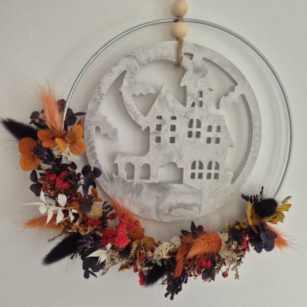 Hängender Halloween Blumenring mit Gips-Ornament und Trockenblumen