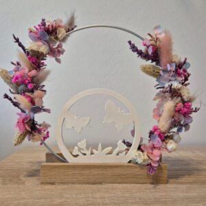 Stehender Blumenring mit Schmertterling Gips-Ornament