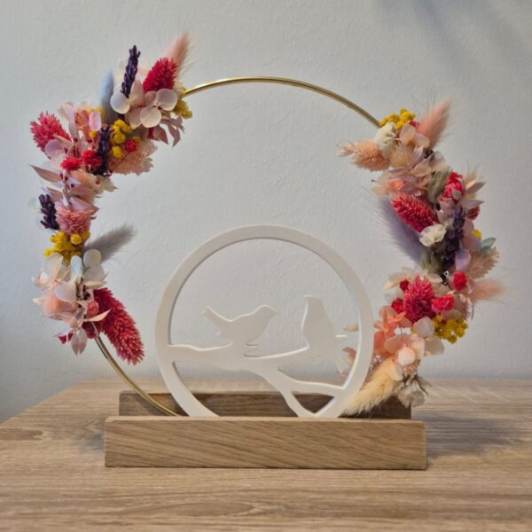Stehender Blumenring mit Gips-Ornament – Bild 2