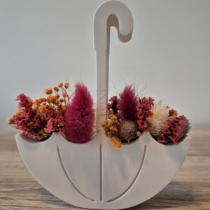 Deko Regenschirm aus Gips mit Trockenblumen von vorne