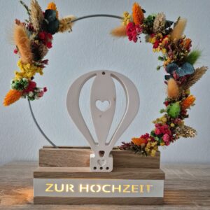 Stehender Blumenkranz Heissluftballon zur Hochzeit beleuchtbar