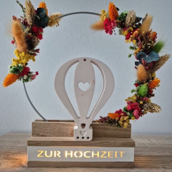 Stehender Blumenkranz Heissluftballon zur Hochzeit beleuchtbar