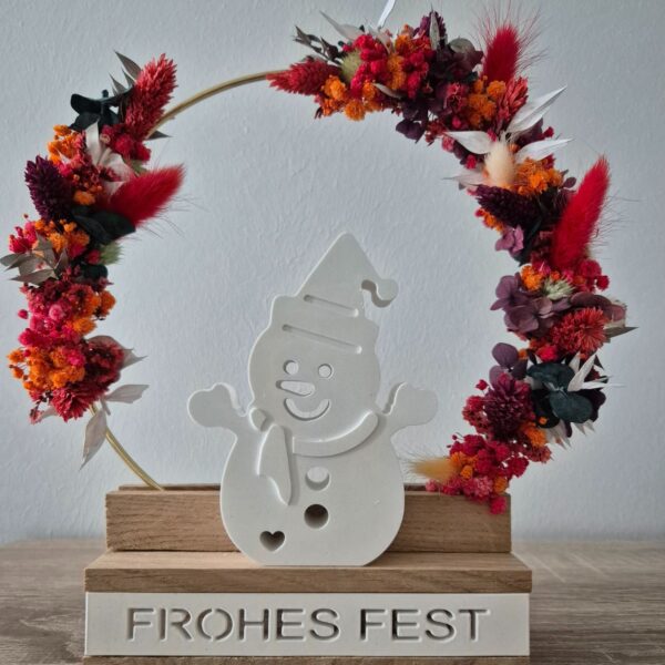 Stehender Blumenkranz zu Weihnachten Schneemann Frohes Fest beleuchtbar