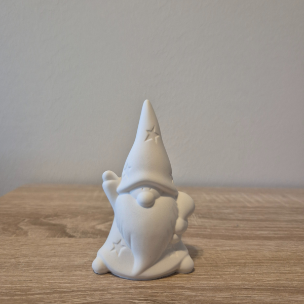 weihnachtsmann_figur_mit_sack_über_der_schulter_und_arm_in_der_luft