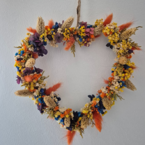 Blumenring vollbedeckt mit Trockenblumen in Herzform