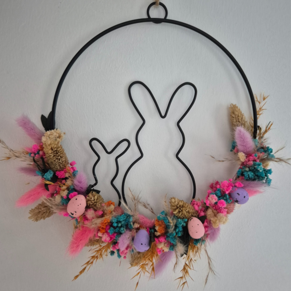 Blumenring aus Metall mit kleinem und großen Hasen unterer Teil umring von Trockenblumen