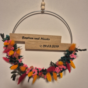 Blumenring-mit-Holz-in-der-mitte-das-personalisiert-werden-kann-untere-teil-des-rings-mit-trockenblumen-bedeckt