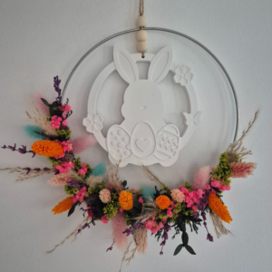 Blumenring mit oster Gips Ornament Hase, der sitzt und ein ei zwischen den Beinen hat