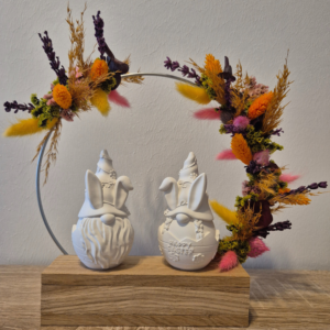 Stehender Blumenring mit Wichteln auf dem Holzguß