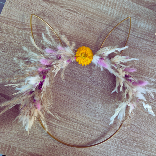 Kranz in der Form einen Hasenkopfes, der zum Teil mit Trockenblumen bedeckt ist
