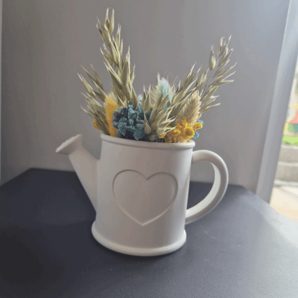 Gießkanne aus Gips mit Trockenblumen aus frontaler Ansicht