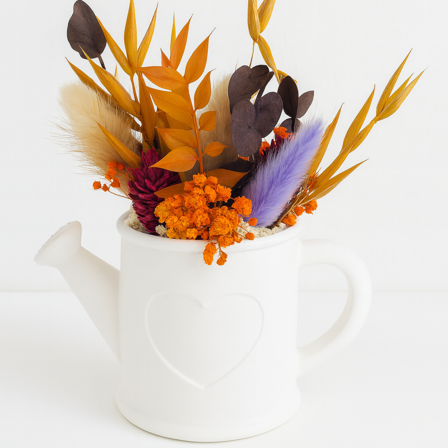 Gießkanne aus Gibt mit Trockenblumen