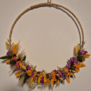 Blumenkranz mit Trockenblumen unterhalb des Loops für den Herbst