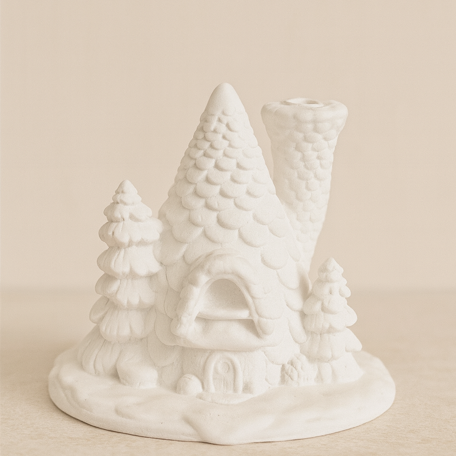 Weihnachtshäuschen aus Gips mit Tannenbäumen und Schornstein