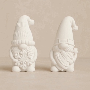 Wichtel aus Gips mit Schneeflocke und Tannenbaum in der Hand