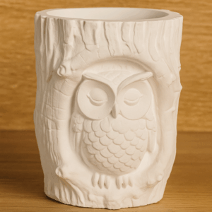 Schale Eule, die in einem Baumstamm sitzt