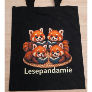 Stoffbeutel mit roten Pandas, die gemeinsam auf einem kleinen Teppich liegen und lesen