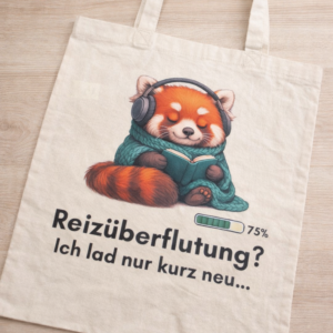 Stoffbeutel mit rotem Panda, der Kopfhörer auf hat und ein Buch liest