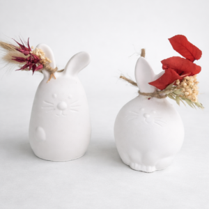 Dickes Hasenpaar mit Trockenblumen-Deko