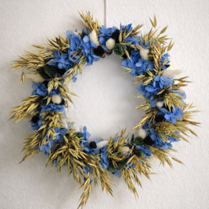 Blumenkranz voll mit Trockenblumen bedeckt in blau und gold