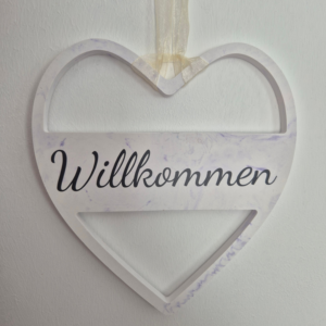 Herz aus Gips mit einer geplotteten Aufschrift "Willkommen" in der Mitte