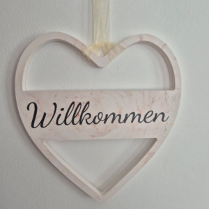 Deko Herz aus Gips, als Aufhänger mit der Aufschrift "Willkommen" in der Mitte